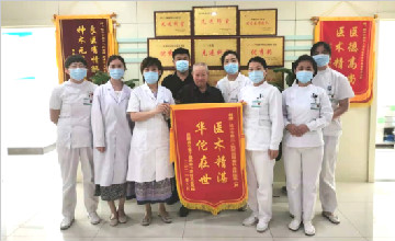 癌癥晚期的他為何送醫(yī)護人員一面錦旗呢？