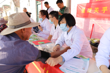 “健康生活,理想血壓”臨沂市第三人民醫(yī)院聯(lián)合沂河新區(qū)教育體育和衛(wèi)生健康局開展高血壓日義診活動(dòng)